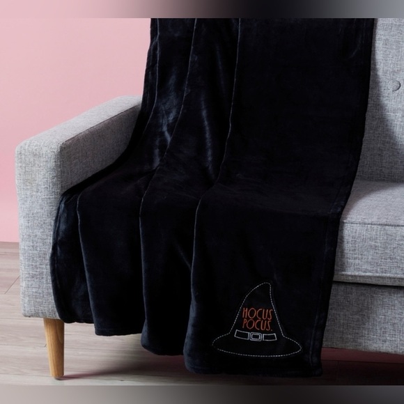 NWT RAE DUNN BLK HALLOWEEN SOFT PLUSH PATCH THROW BLANKET HOCUS POCUS WITCH HAT - Picture 1 of 1